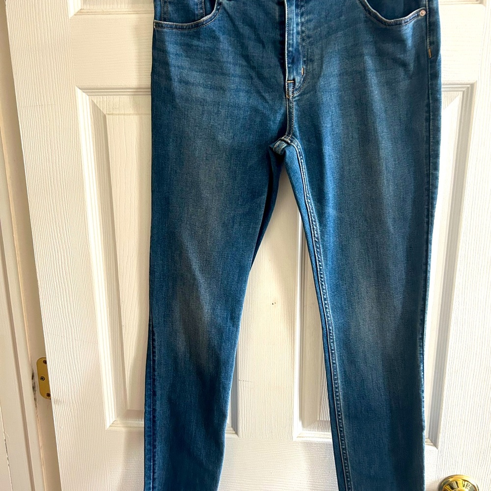 Women’s size 8 H&M skinny jeans.
